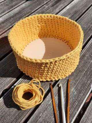 Když už vyrábím dna pro háčkování, tak jsem to musela také zkusit. Topka to není, ale ozdobu to udělá. V každém případě...